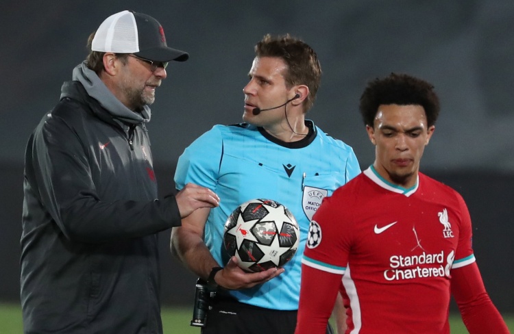 佩工：皮球先打在球员身上再弹到手上，裁判硬造了一个点球