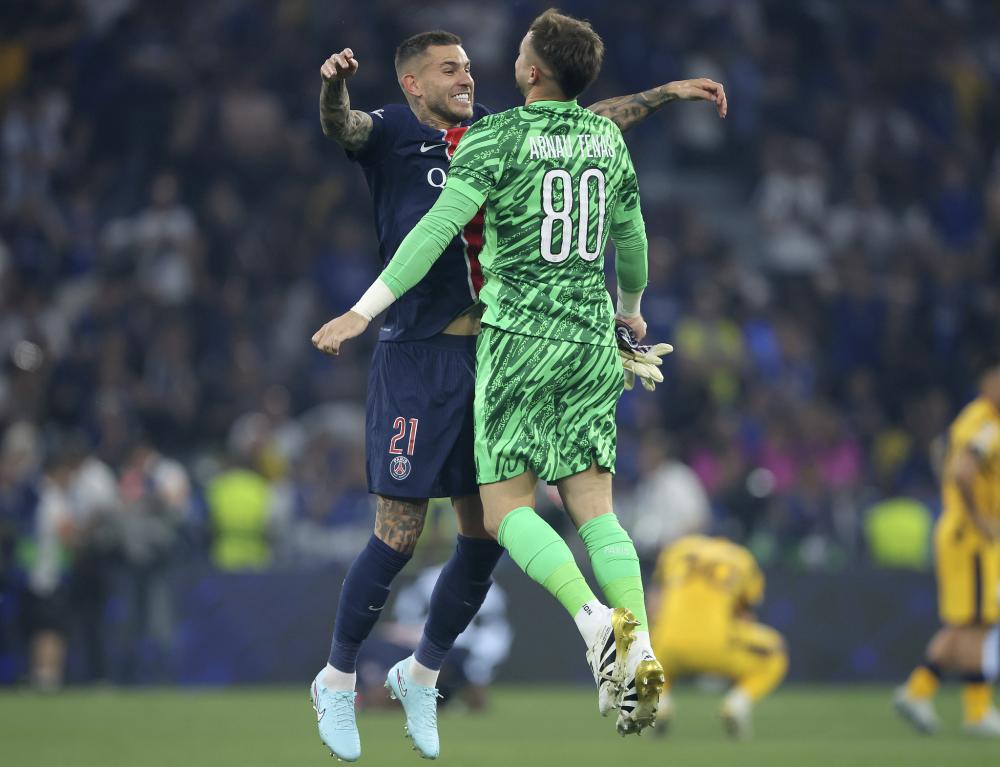 主裁谈拜仁点球：塔的手扩大了接触面积；凯恩的肘碰到了对方